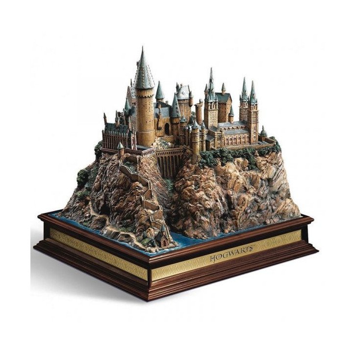 HARRY POTTER - REPLIQUE 34X35X32 CM - CHATEAU DE POUDLARD HARRY POTTER - REPLIQUE 34X35X32 CM - CHATEAU DE POUDLARD